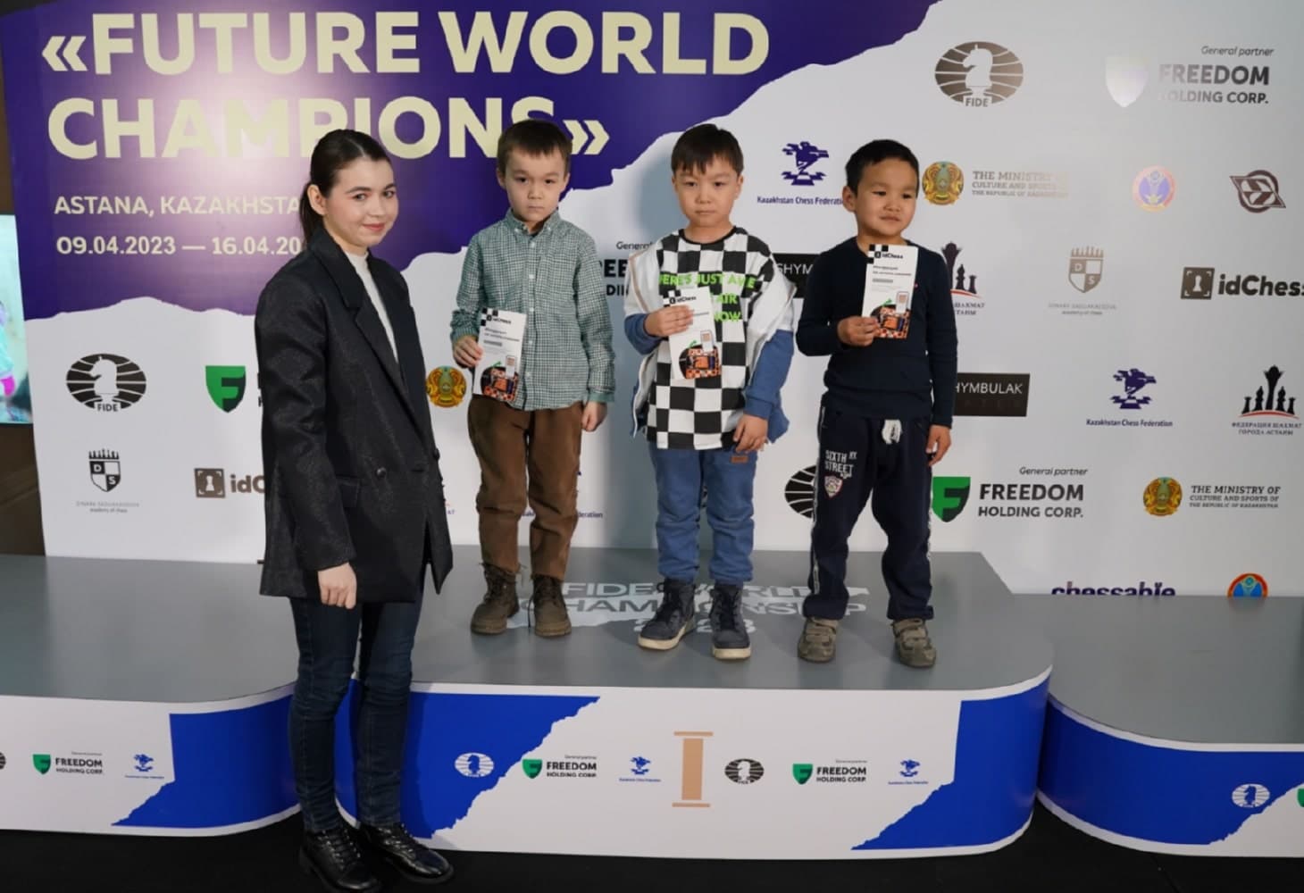 The organizers noted the youngest participants of the tournament. Alexandra Goryachkina, the winner of the third stage of the FIDE Grand Prix, awarded the youngest players with prizes from idChess.